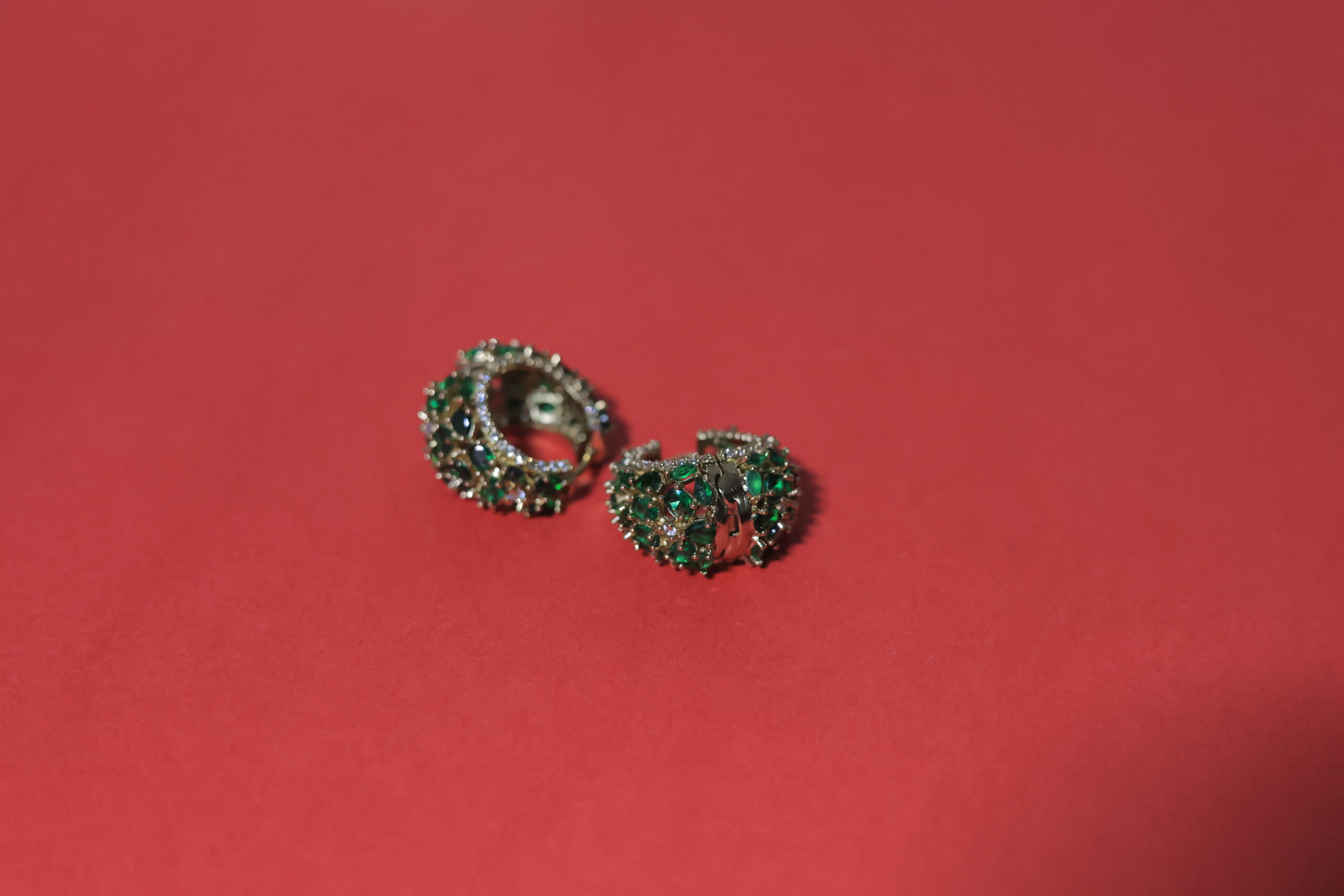RIVSAM VERDE ÉLAN Green Stone Hoop Earrings - Image 2
